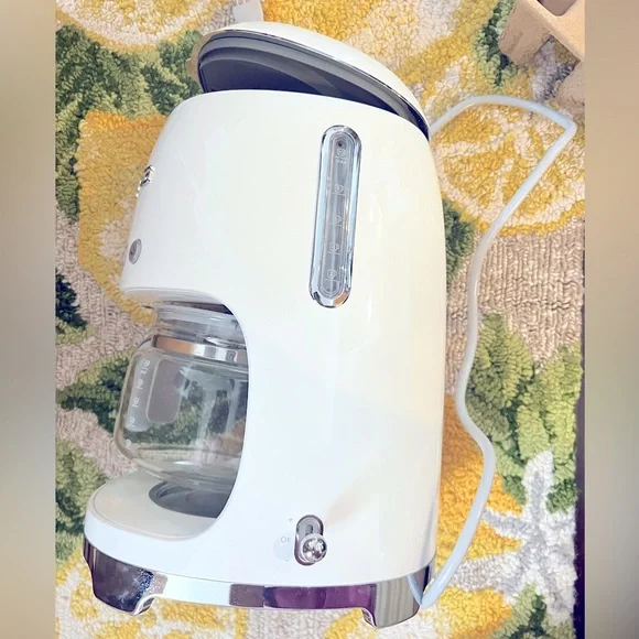 SMEG Drip Coffee Maker, 10-cup - Picture 4 of 16